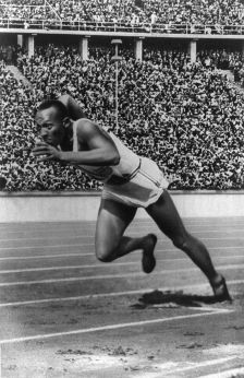 Jesse Owens iniciando una carrera en Berlín 1936.